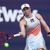 La joueuse de tennis frappe une balle.