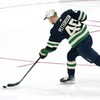 Le hockeyeur Elias Pettersson effectue un lancer frappé.