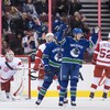 Elias Pettersson célèbre son but en première période face aux Red Wings de Détroit.