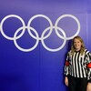 Élizabeth Mantha pose devant les anneaux olympiques.