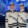 Deux jeunes joueurs de hockey sourient après avoir été repêché dans le junior majeur.