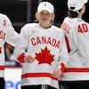Une hockeyeuse représente le Canada.