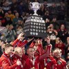 Brad Gushue et ses coéquipiers soulèvent le Brier.