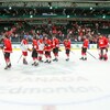 Des hockeyeurs canadiens et tchèques se serrent la main après un match.
