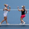 Deux joueuses de tennis s'apprêtent à se serrer la main.