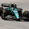 Un pilote de F1 négocie un virage à gauche. 