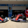 Deux voitures Ferrari sont stationnées devant deux portes de garage.