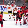 Les joueurs des Flames célèbrent un but contre les Sénateurs.