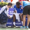 Gaël Monfils est entouré de deux membres de son équipe.