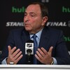 Bettman devant un panneau affichant notamment le logo de la LNH et de Hulu.