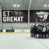 Des joueurs de hockey sont rassemblés au centre de la glace pendant un entraînement.