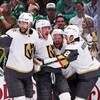 Quatre hockeyeurs des Golden Knights de Vegas célèbrent un but.