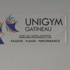 On voit une affiche avec le logo d'un club de gymnastique.