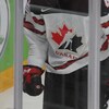 Un joueur portant l'uniforme de Hockey Canada patine.