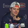 Le hockeyeur donne une conférence de presse.