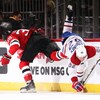 Artturi Lehkohen (à droite), du Canadien de Montréal, subit une mise en échec de Kurtis Gabriel, des Devils du New Jersey.