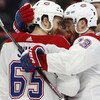 Andrew Shaw (à gauche) reçoit les félicitations de son coéquipier du Canadien de Montréal Max Domi après avoir marqué son troisième but contre les Red Wings de Détroit.