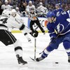 Derek Forbort (à gauche), des Kings de Los Angeles, harponne le disque devant Brayden Point, du Lightning de Tampa Bay.