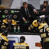 Il parle à ses joueurs au banc.