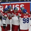 Six joueurs de hockey célèbrent sur la glace