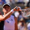 Une joueuse de tennis regarde au loin entre deux jeux.