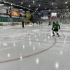 Des joueurs de hockey manient la rondelle pendant un exercice.