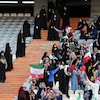 Des femmes s'expriment dans les gradins d'un stade de soccer en Iran.