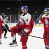 Trois hockeyeurs tchèques célèbrent un but.