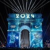 L'Arc de triomphe est illuminé dans la nuit parisienne.