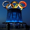 Les cinq anneaux olympiques le soir