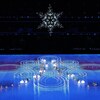 Des tobogans illuminés au stade olympique de Pékin.
