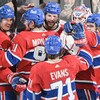 Des joueurs du Canadien, dont le gardien, s'attroupent autour de Josh Anderson.