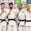 Quatre judokas montrent leurs médailles.