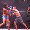 Un combattant d'arts martiaux mixtes frappe son adversaire pendant un combat.