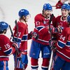 Cinq joueurs se regroupent et affichent un large sourire. 