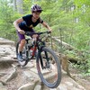 Karen Stark descend un sentier rocailleux à vélo de montagne, dans un sentier de North Vancouver, le 23 août 2022.