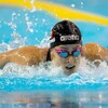 Une nageuse prend une respiration pendant sa course.