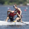 Deux femmes dans un canoë.