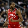 Kawhi Leonard sur le terrain dans l'uniforme des Raptors.