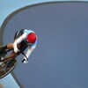 La cycliste canadienne roule dans un vélodrome.