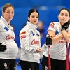 Trois curleuses regardent au loin.