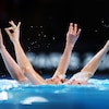 Audrey Lamothe et Jacqueline Simoneau font leurs figures dans l'eau pendant une compétition. 