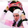 Lance Stroll met son casque dans le garage de l'équipe Racing Point à Barcelone. 