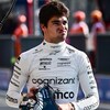 Un pilote de F1 fait la grimace dans la ligne des puits. 