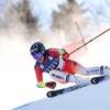 Une skieuse en pleine action