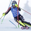 Une skieuse descend la piste lors d'une compétition de ski alpin.