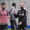 Un entraîneur donne des instructions à un joueur de soccer.