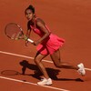 La joueuse de tennis regarde en l'air en pleine course.
