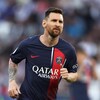 Un joueur de soccer court en regardant au loin.