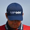 Un golfeur porte une casquette avec l'inscription LIV Golf.